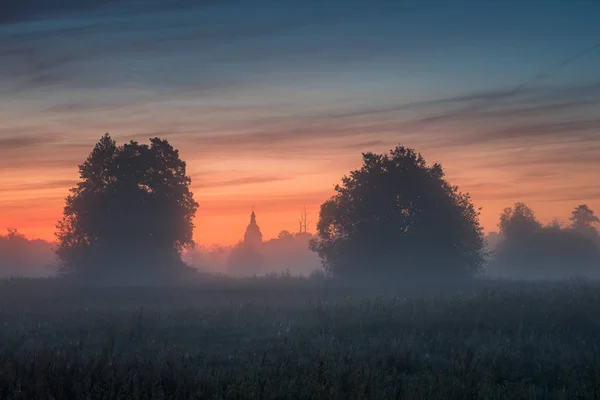 Foggy matin sur une prairie près de Piaseczno — Photo