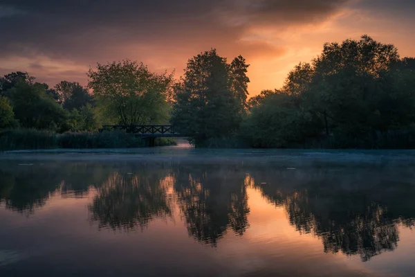 Morgendämmerung am Teich in zalesie dolne, piaseczno, poland — Stockfoto