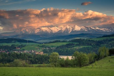 Sırasında Czorsztyn karlı Tatra dağları ve kale Panorama