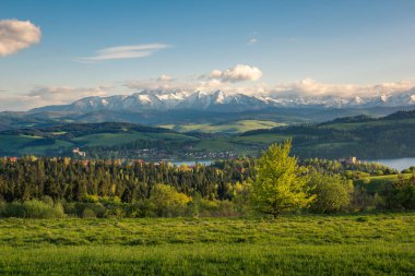 Sırasında Czorsztyn karlı Tatra dağları ve kale Panorama