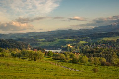 İlkbahar gün batımında Czorsztyn'deki karlı Tatra dağları ve kalesipanoraması, Malopolskie, Polonya