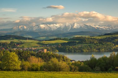 Sırasında Czorsztyn karlı Tatra dağları ve kale Panorama