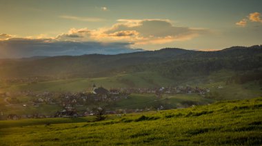 İlkbahar gün batımı sırasında Kluszkowce köyü, Malopolskie, Polonya