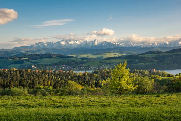 Panorama des montagnes enneigées Tatra et château à Czorsztyn pendant — Photo