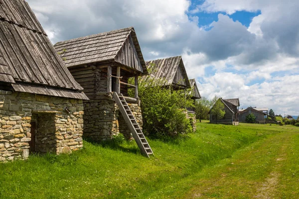 Historische Keller in der Siedlung czorsztyn, kluszkowce, pol — Stockfoto