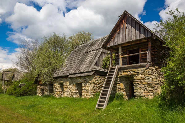 Caves históricas no assentamento de Czorsztyn, Kluszkowce, Pol — Fotografia de Stock