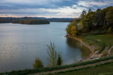 Polanczyk'teki Solina gölündeki Körfez, Bieszczady, Polonya