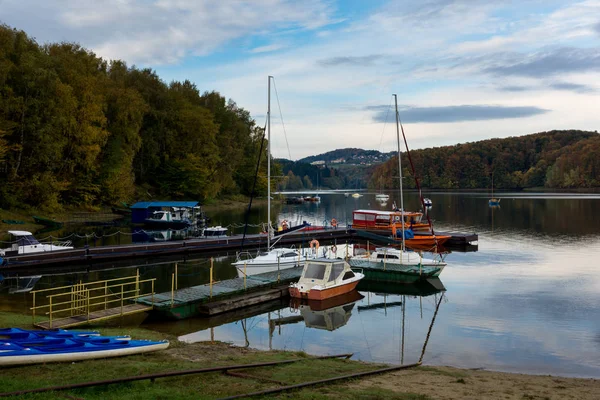 Barcos en el lago Solina en Polanczyk, Bieszczady, Polonia —  Fotos de Stock