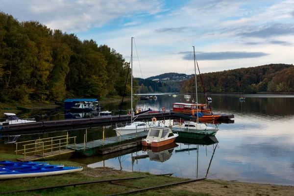 Csónakok a Solina tavon Polanczyk, Bieszczady, Lengyelország — Stock Fotó