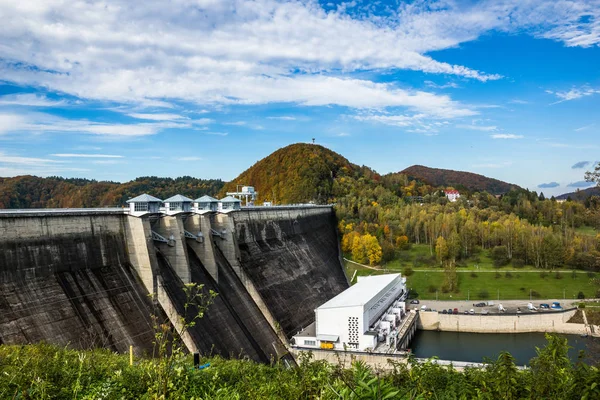 Zapora na jeziorze Solinskim w Solina, Bieszczady, Polska — Zdjęcie stockowe