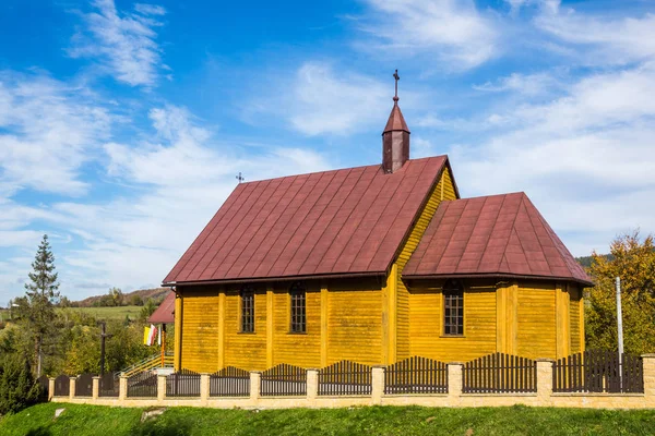 Dřevěný kostel posvátného srdci Ježíše v Lobozew Gorny, BIE — Stock fotografie