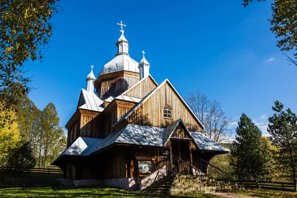 Dřevěný pravoslavný kostel STS. Nicholas v Hoszowské vesnici, Biesz — Stock fotografie