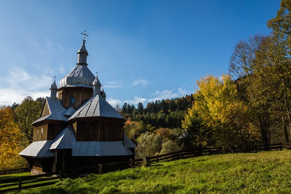 Dřevěný pravoslavný kostel STS. Nicholas v Hoszowské vesnici, Biesz — Stock fotografie