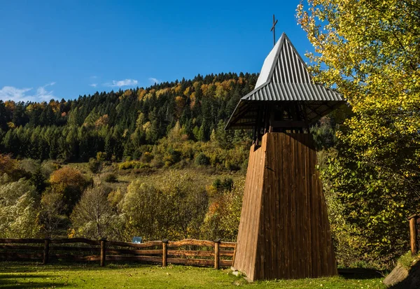 Belfry nedaleko dřevěného pravoslavného kostela STS. Nicholas v Hoszow VI. — Stock fotografie