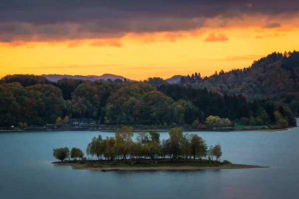 Amanhecer sobre a ilha no lago Solina em Polanczyk, Bieszczady — Fotografia de Stock