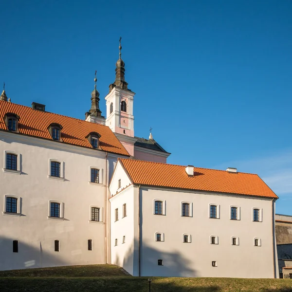 Церковь и монастырь в Вигры в солнечный день, Подляское, Польша — стоковое фото