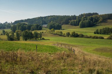Suwalski manzarasında sonbahar manzarası, tepeler ve ağaçlar