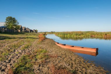 Jaglowo köyü, Podlaskie 'deki Biebrza nehrinde tahta bir tekne., 