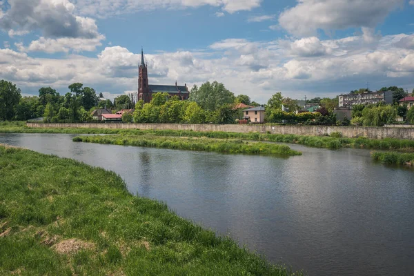 ポーランドのロドズキー州スラジュにある聖フロリアン教会とピリカ川 — ストック写真