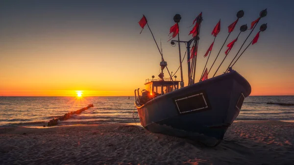 Barco Pesca Durante Pôr Sol Mar Báltico Miedzyzdroje Zachodniopomorskie Polónia — Fotografia de Stock