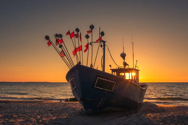 Fischerboot Bei Sonnenuntergang Auf Der Ostsee Miedzyzdroje Zachodniopomorskie Polen Stockbild