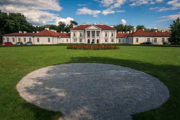 Palast Aus Dem Jahrhundert Bei Sonnigem Wetter Siedlce Masovia Polen Stockbild