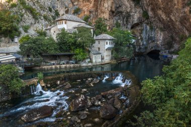 Blagaj Tekija ve kaynak Bosna-Hersek 'in Blagaj kentinde Bona Nehri