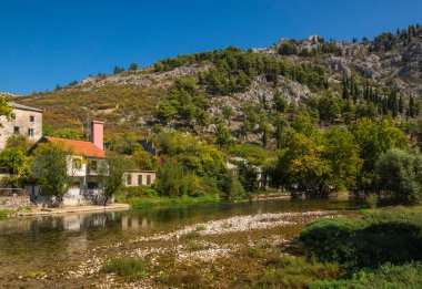 Bosna-Hersek 'in Blagaj kentinde Bona nehri ve dağlar