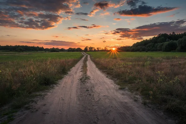 Sonnenuntergang Über Der Schotterstraße Liwiec Tal Bei Siedlce Masovia Polen Stockbild