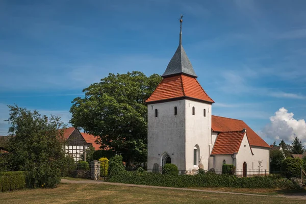 ポーランド ポモルスキー州スウロウの チェックされた土地 として知られる村の教会 — ストック写真