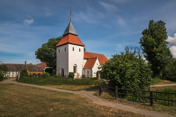ポーランド ポモルスキー州スウロウの チェックされた土地 として知られる村の教会 — ストック写真
