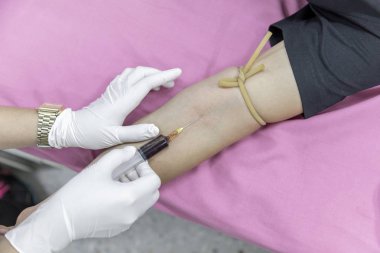 bir hemşire almak bir kan