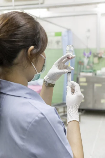 bir hemşire vancine hazırlanıyor