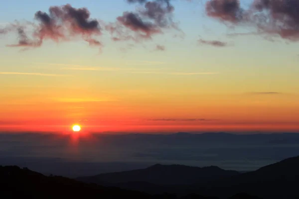 Sabah güneş doğuyor.