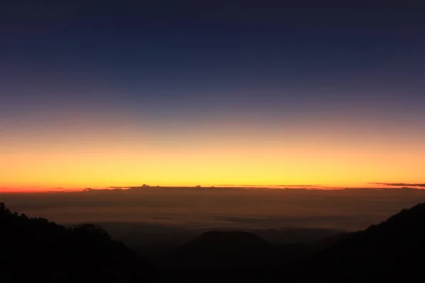 Sabah güneş doğuyor.