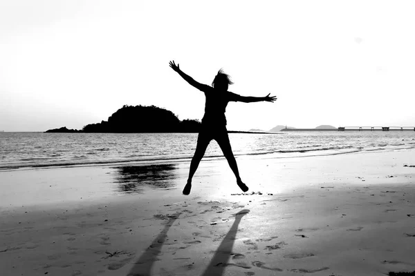 Plaj gün batımı deniz siluet kadın gökyüzü güneş okyanus su insanlar mutlu gündoğumu yaz doğa