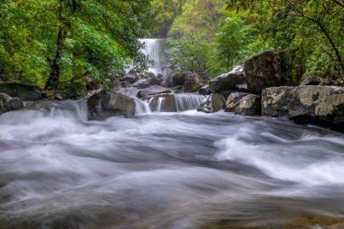 akış creek taş falls park dağ şelale su doğa Nehri akış orman manzara cascade yeşil kaya kaya düşmek