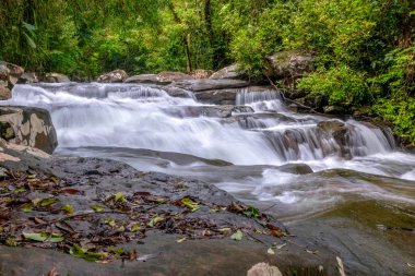 akış creek taş falls park dağ şelale su doğa Nehri akış orman manzara cascade yeşil kaya kaya düşmek