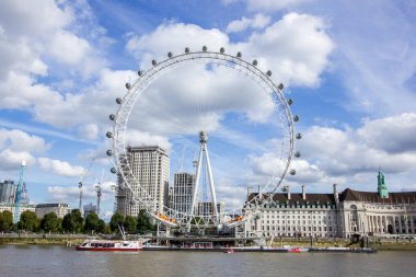 Londra, İngiltere, 3 Ekim 2017: nehrin karşı tarafında görüntülendi ikonik Londra göz mavi gökyüzü ve bulutlar ile.