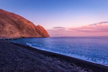 Perissa beach alacakaranlıkta, Santorini, Yunanistan