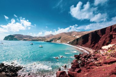 Santorini, Yunanistan bulutlar ve mavi gökyüzü ile ünlü Red Beach
