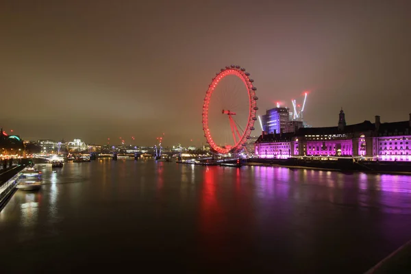 Londra, İngiltere, 20 Aralık 2017 - London Eye, geniş açı görünümünü uzun pozlama vurdu..