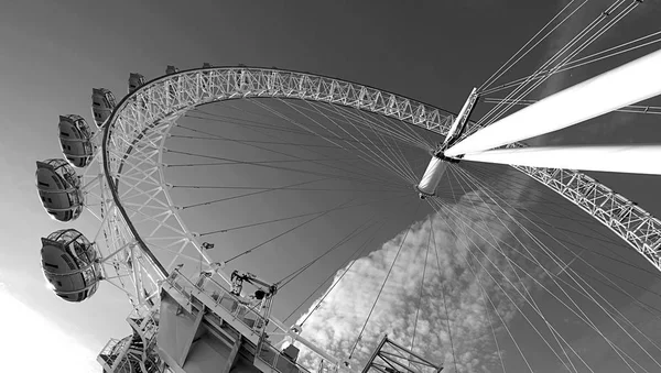 İkonik Londra göz görünümünü hemen altında tekerlek de dahil olmak üzere ve destekliyici yapı, 29 Eylül 2017 yakalanan.