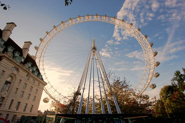 Vista Del Icónico London Eye Capturado Directamente Desde Abajo Incluyendo — Foto de Stock