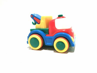 Küçük oyuncak kamyonet beyaz arka planı izole 