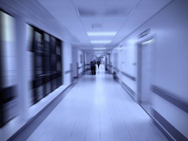 Arka plan bulanık bir hastane Koridordan yürürken kadınların görüntü zoom.