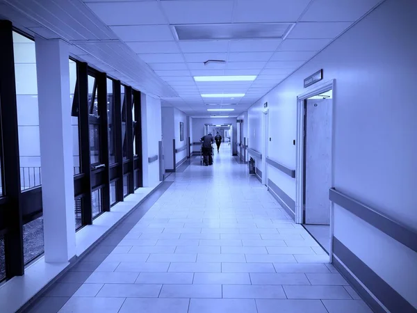ロンドン イギリス 2018 女性とロンドンで病院の廊下を歩く男 — ストック写真