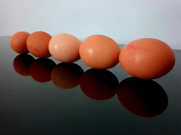 Rangée Œufs Alignés Sur Plan Travail Cuisine Noir — Photo