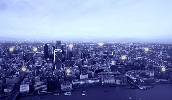 Mavi tonu Londra cityscape ve ağ bağlantı ve iletişim kavramı.