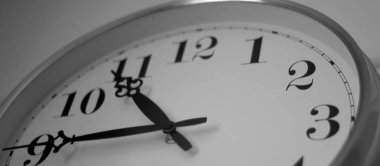 Siyah ve beyaz duvar saati